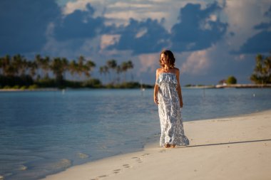 Kafkas kadın güzel sahil yürür