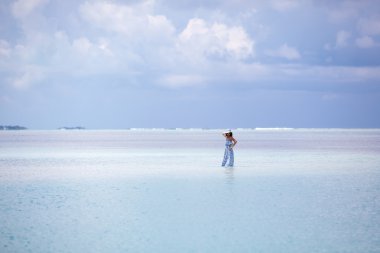 Beyaz kadın güzel deniz kıyısı aittir