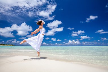 Kafkas kadın denizde dans