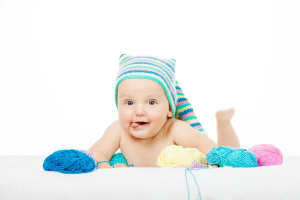 Blanc bébé garçon couvert de serviette verte sourit joyeusement — Photo