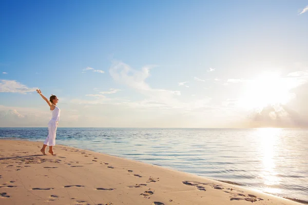 Kaukasisk kvinna vilar på vacker havsstrand — Stockfoto