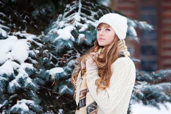 Attraktiv ung kvinna på vintern utomhus — Stockfoto