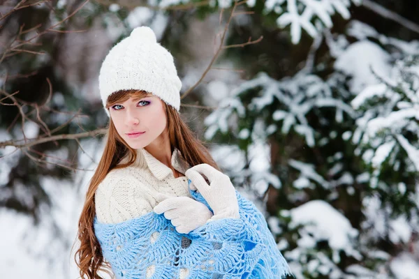 Jovem mulher atraente no inverno ao ar livre — Fotografia de Stock