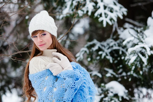 Atractiva joven mujer en invierno al aire libre —  Fotos de Stock