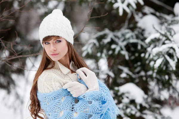 Jovem mulher atraente no inverno ao ar livre — Fotografia de Stock