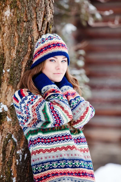 Attrayant jeune femme en hiver en plein air — Photo