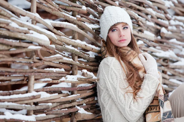 Jovem mulher atraente no inverno ao ar livre — Fotografia de Stock