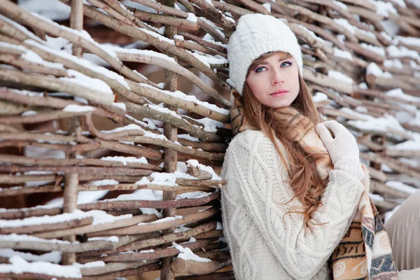 Attraente giovane donna in inverno all'aperto — Foto Stock