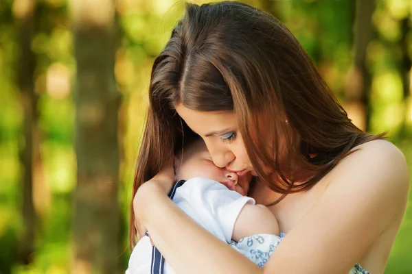 Mother with her child take rest in park — Stock Photo, Image