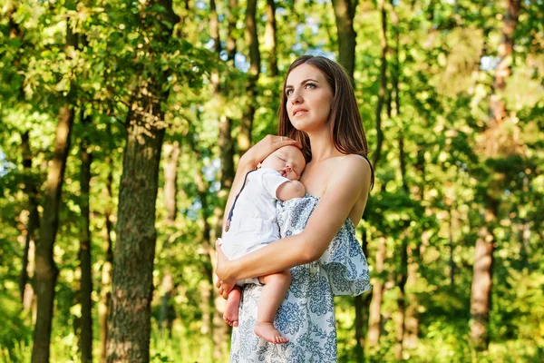 Mother with her child take rest in park — Stock Photo, Image