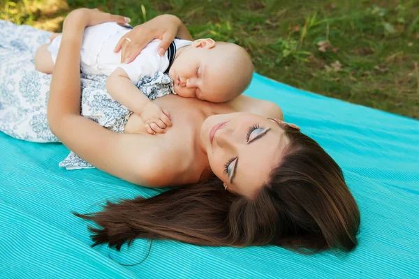 Matka z dzieckiem odpocząć w parku — Zdjęcie stockowe