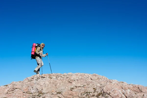 Senderista está de pie en la cima de la montaña en las montañas de Crimea contra — Foto de Stock