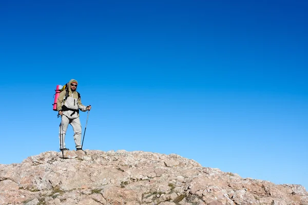 徒步旅行者正站在反对克里米亚山脉的山顶上 — 图库照片