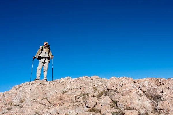 Hiker is standing on top of mountain in Crimea mountains against — Stock Photo, Image