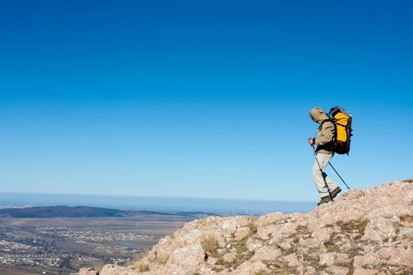 Senderista está de pie en la cima de la montaña en las montañas de Crimea contra —  Fotos de Stock