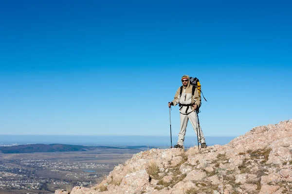 Senderista está de pie en la cima de la montaña en las montañas de Crimea contra — Foto de Stock