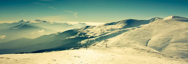 Vista panorámica de las montañas de invierno — Foto de Stock