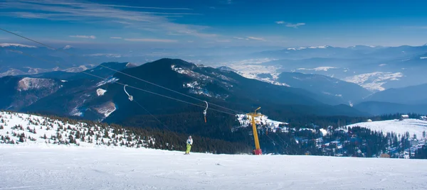 Schilderachtig uitzicht op de bergen winter — Stockfoto