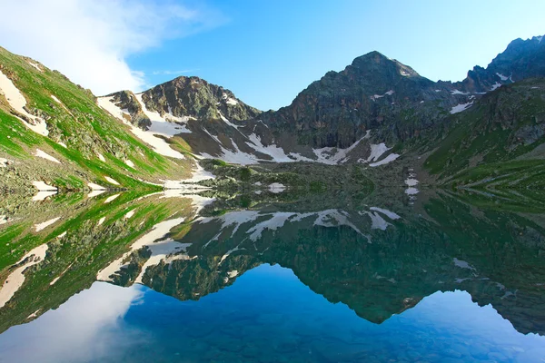 Lindo lago na montanha — Fotografia de Stock