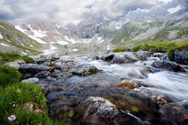 Rivier in lente seizoen — Stockfoto