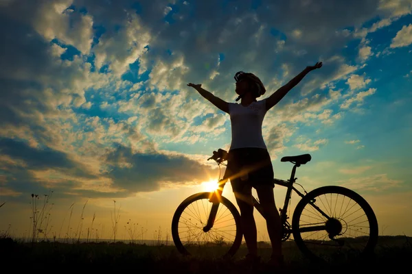 Motociclista al atardecer en el prado —  Fotos de Stock