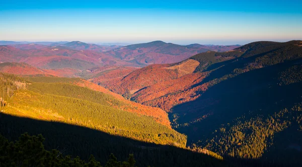 El paisaje de otoño de montaña — Foto de Stock