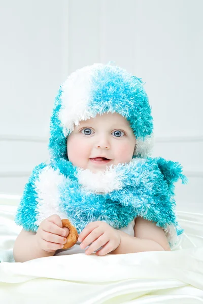 Niedliches Baby im Winter Hintergrund — Stockfoto