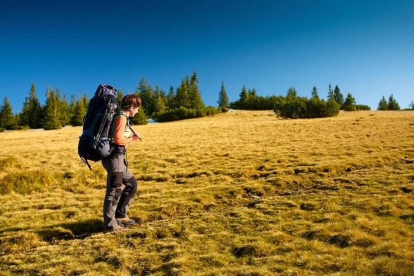 Turista v podzimní hory — Stock fotografie