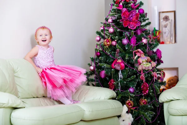 Dítě u nový rok strom — Stock fotografie