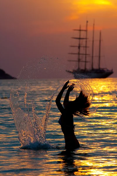 Ragazza con i capelli lunghi che gioca nel mare — Foto Stock