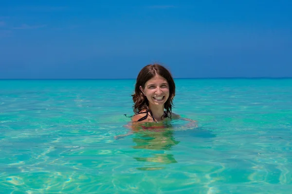 Meisje met lang haar spelen in de zee — Stockfoto
