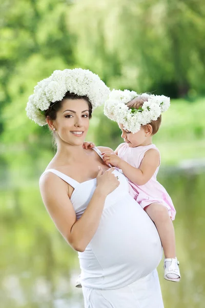 Madre incinta e sua figlia si divertono all'aperto — Foto Stock