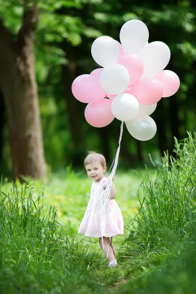 Bermain di taman musim panas dengan balon berwarna-warni — Stok Foto