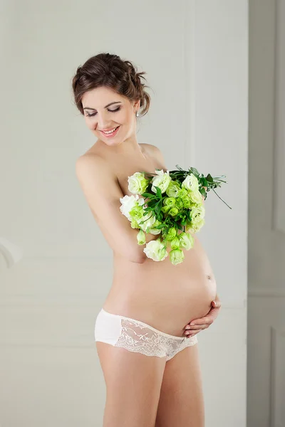 Vackra gravid kvinna hemma titta på kameran — Stockfoto