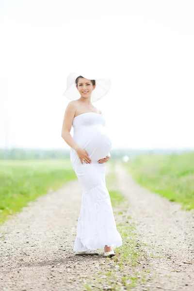 Těhotná žena Kavkazský trvá odpočinku venkovní — Stock fotografie