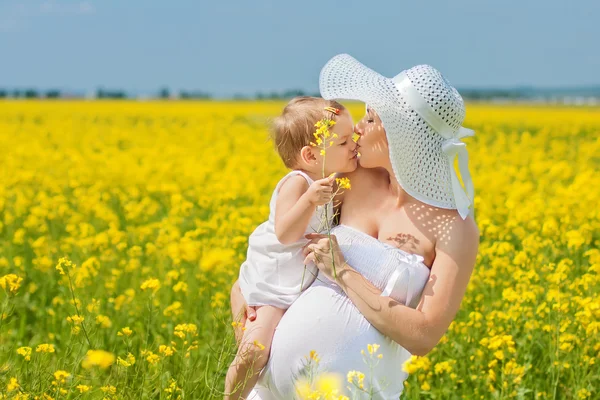 Zwangere moeder en haar dochter have fun buiten — Stockfoto