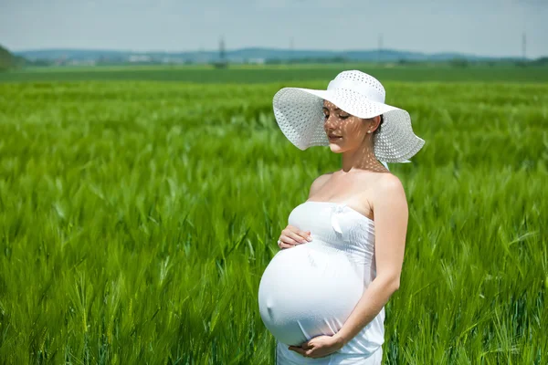 Έγκυος γυναίκα καυκάσιος παίρνει υπόλοιπο εξωτερική — Φωτογραφία Αρχείου