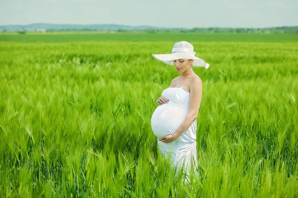 Gravid kaukasisk kvinna tar resten utomhus — Stockfoto