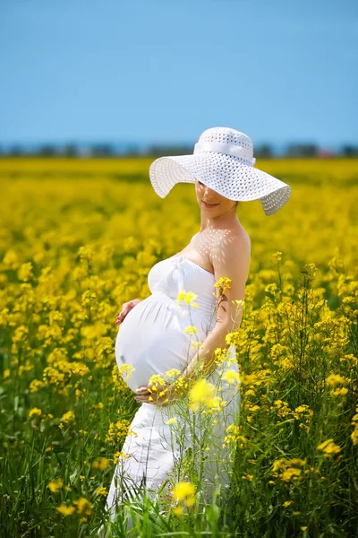 Gravid kaukasisk kvinna tar resten utomhus — Stockfoto