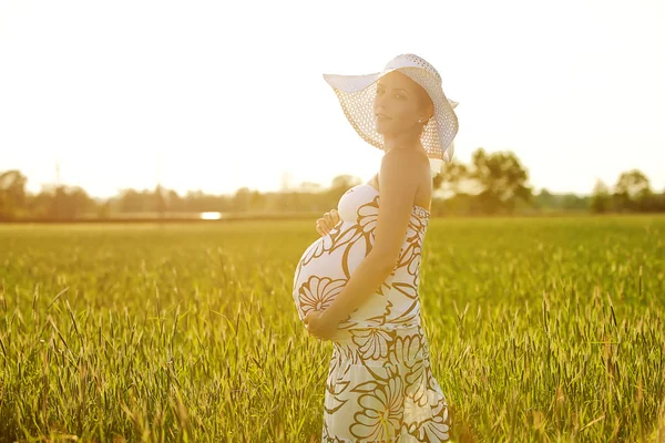 Gravid kaukasisk kvinna tar resten utomhus — Stockfoto