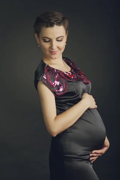 Bella femmina incinta a casa guarda la fotocamera — Foto Stock