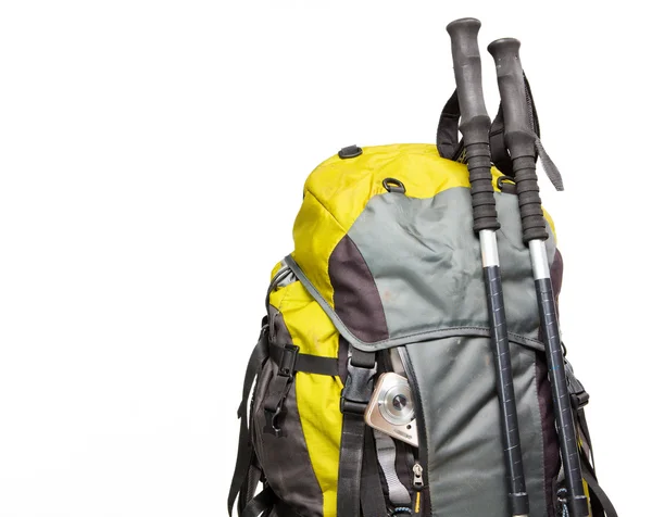 Oben gepackter Rucksack und Wanderstöcke auf weißem Hintergrund — Stockfoto