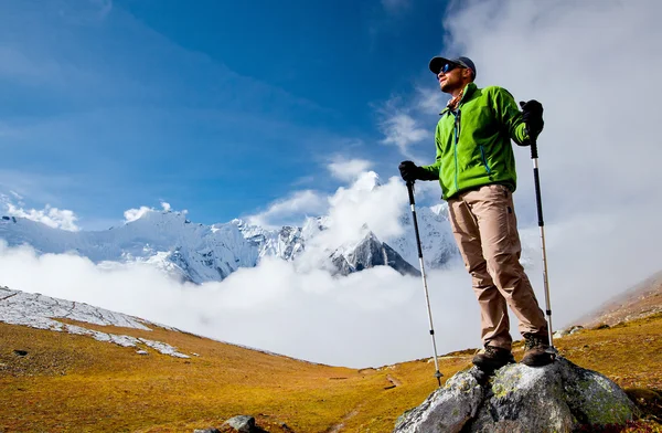 Himalaya dağlarında yürüyüş — Stok fotoğraf