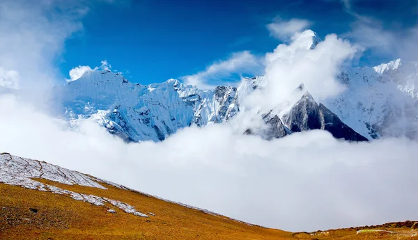 Hymalayas Dağları'nın güzel manzara — Stok fotoğraf