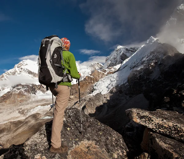 Vandring i himalaya berg — Stockfoto