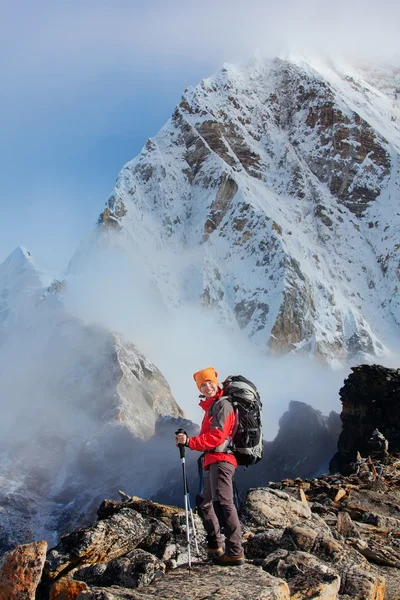 Пешие прогулки в долине Кхумбу в горах Гималаев — стоковое фото