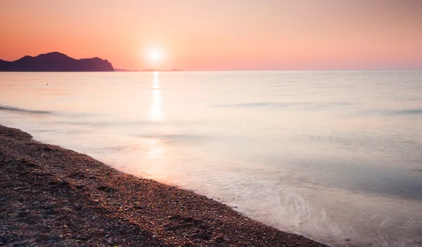 Scena tranquilla dell'alba al Mar Nero nel Crimea — Foto Stock