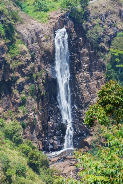 Высокий водопад Бамбараканда в горах Шри-Ланки — стоковое фото