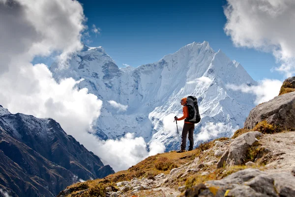 Πεζοπορία στα βουνά himalaya — Φωτογραφία Αρχείου