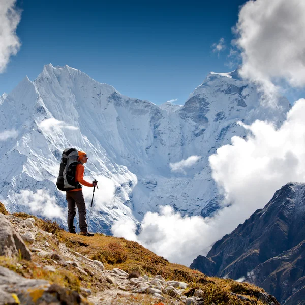 Turystyka w górach himalajskich — Zdjęcie stockowe